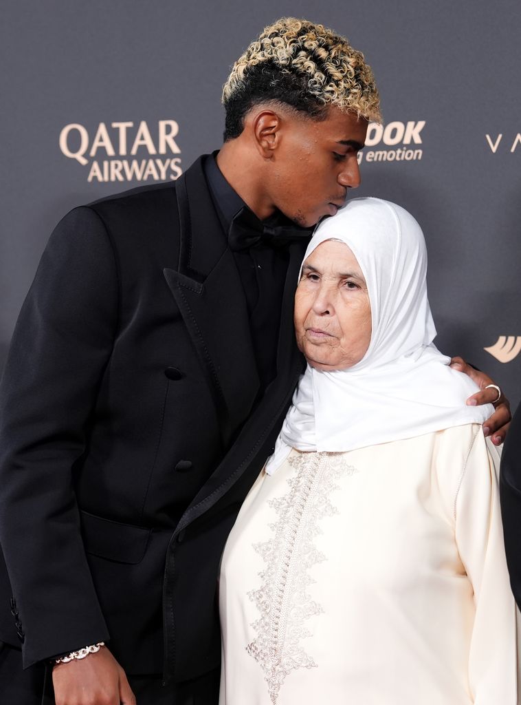     Lamine Yamal con su abuela en la gala del Balón de Oro 2025