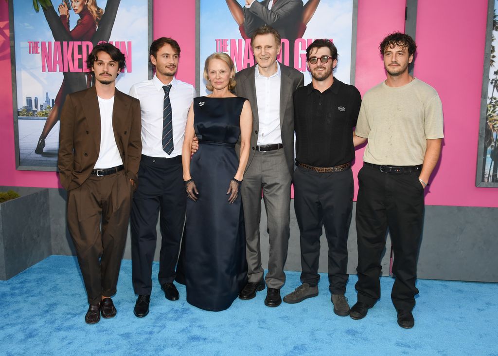 En la premier de The Naked Gun en Nueva York, Pamela y Liam posaron junto a sus hijos, Dylan Jagger y Brandon Thomas Lee, hijos de Anderson, y Daniel y Micheál Neeson