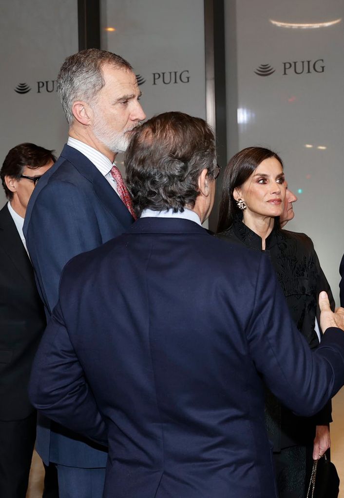 El homenaje de la reina Letizia a Puig con un traje y espectaculares pendientes