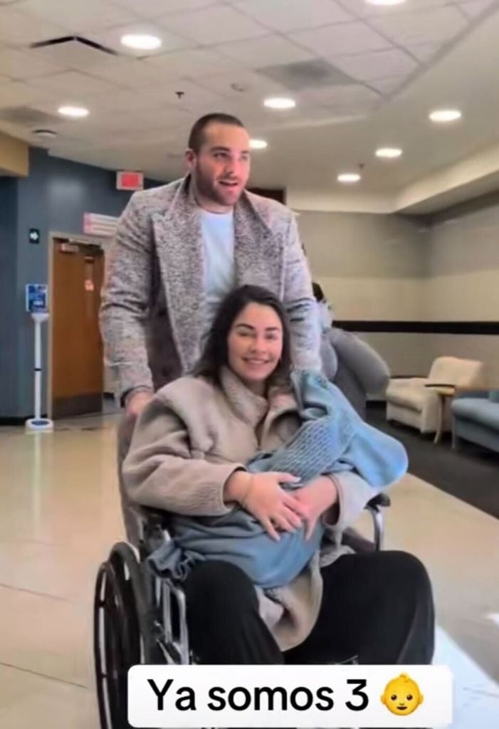 Claudia Martín y Carlos Said dejando el hospital con su bebé.