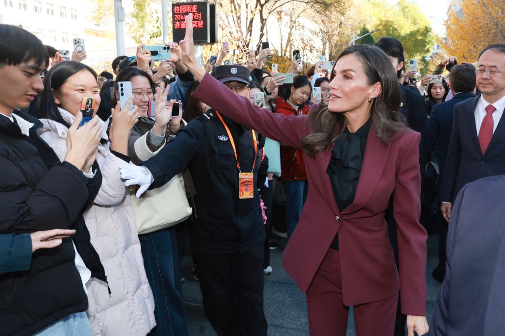 La reina Letizia en la Universidad de Estudios extranjeros de Pekín