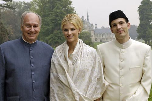 El príncipe Hussein es uno de los hijos del Aga Khan, en la imagen con los novios, líder espiritual de un grupo religioso que tiene millones de fieles en la India y Pakistán