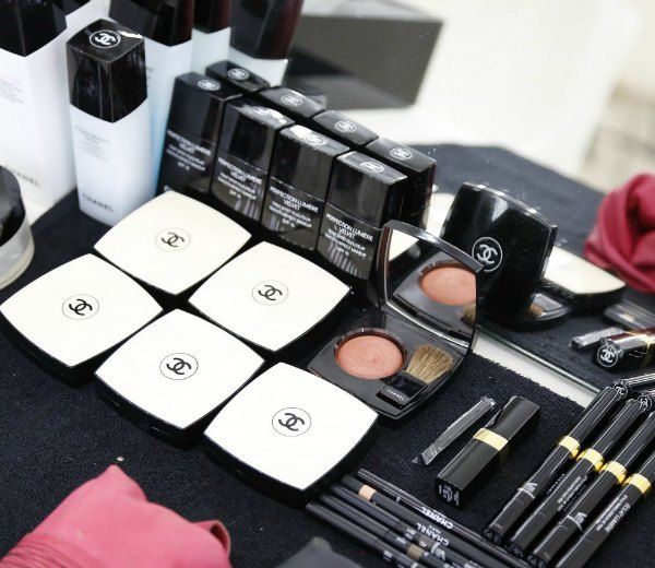 El beauty service para novias de Chanel es un menú bridal disponible en las tiendas que la maison tiene emplazadas en Covent Garden y Bond Street, en Londres, con hasta tres tipos diferentes de consulta: maquillaje de novia -con cuatro looks disponibles: fiesta de compromiso, cena de ensayo, boda y luna de miel-, fragancia -cómo dar con el perfume más adecuado para nuestra piel, y cómo pulverizarlo por capas para que dure más-, o cuidado de la piel. Su precio: 90 libras (unos 120 euros), que cubren una tutoría de una hora. 