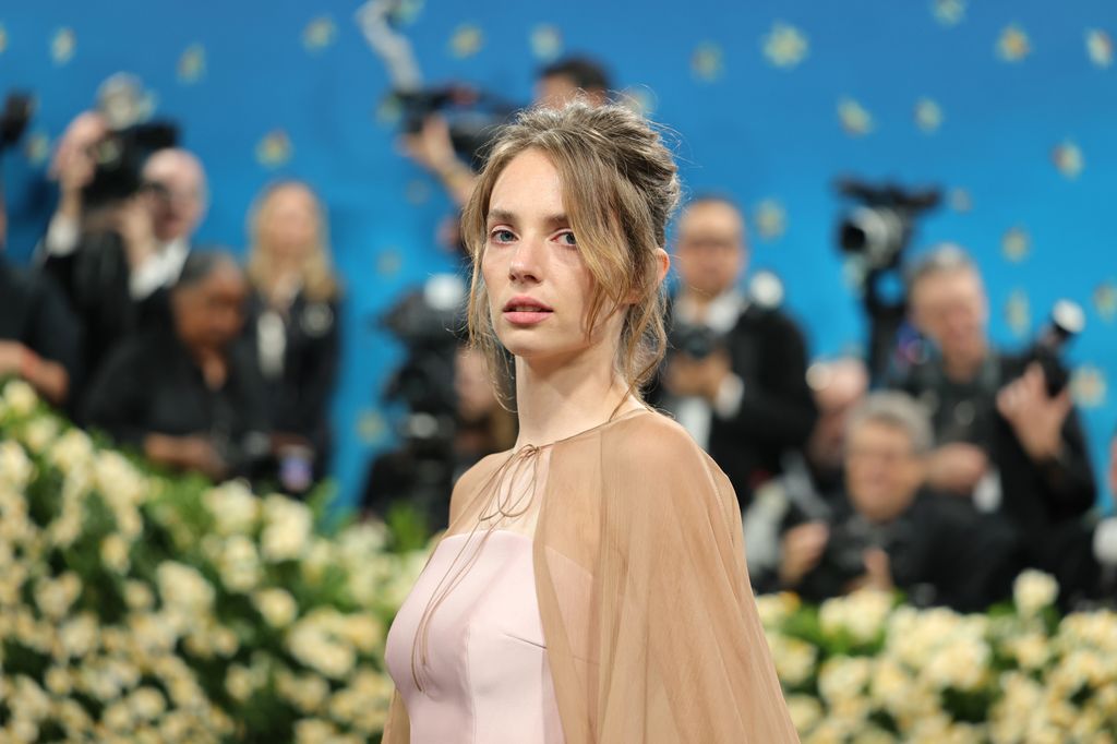 El anuncio del fichaje de Maya Hawke por 'The God of the Woods' ha generado gran expectación entre los fans