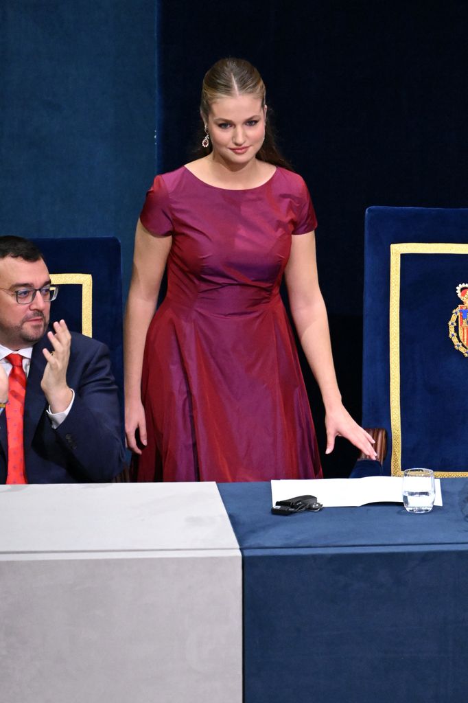 La princesa Leonor eligió un vestido borgoña para deslumbrar durante la velada.