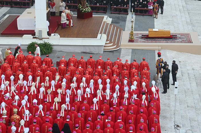 Funeral de Benedicto XVI en San Pedro del Vaticano