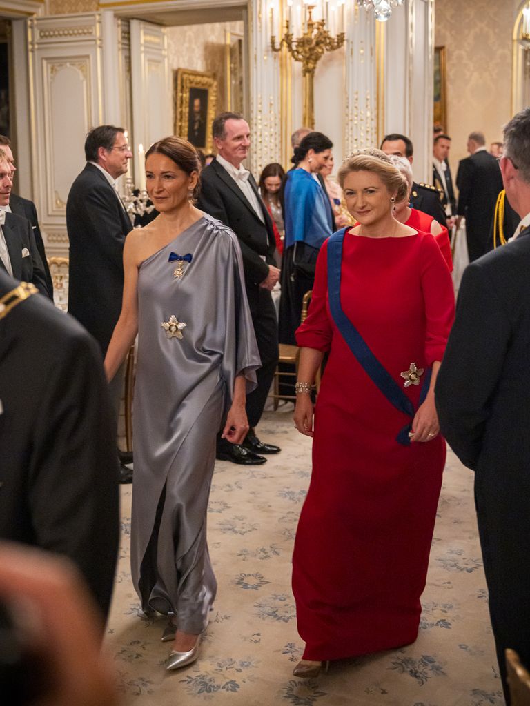 La gran duquesa Stéphanie de Luxemburgo junto a la primera dama de Finlandia, Suzanne Innes-Stubb, compartiendo confidencias durante la recepción de gala en el Palacio Gran Ducal