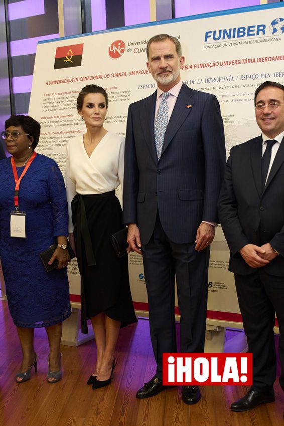 El look de doña Letizia en Angola con una nueva blusa blanca y falda cruzada negra