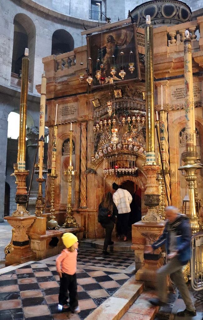 Acceso al Edículo, la tumba de Jesús, en el Santo Sepulcro de Jerusalén