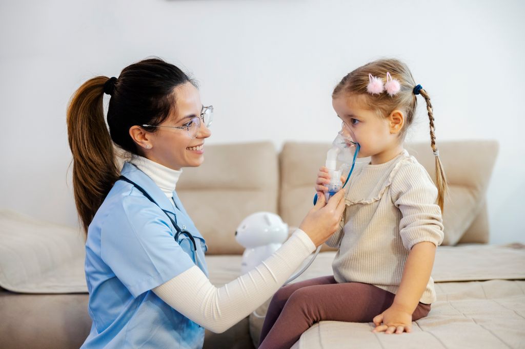 Paciente con asma usando nebulizador