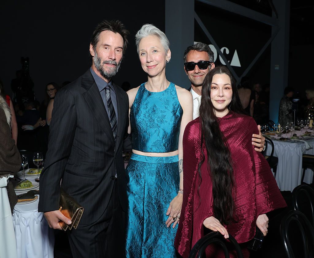 Keanu Reeves y Alexandra Grant posan con otros invitados como Alex Israel y China Chow