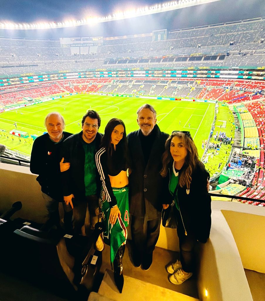 Belinda con su familia junto a Miguel Bosé.