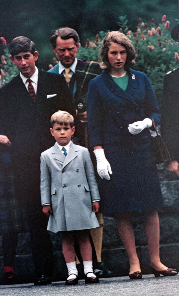 El entonces príncipe Carlos, la princesa Ana y su hermano Andrés en una vieja foto tomada en Londres.