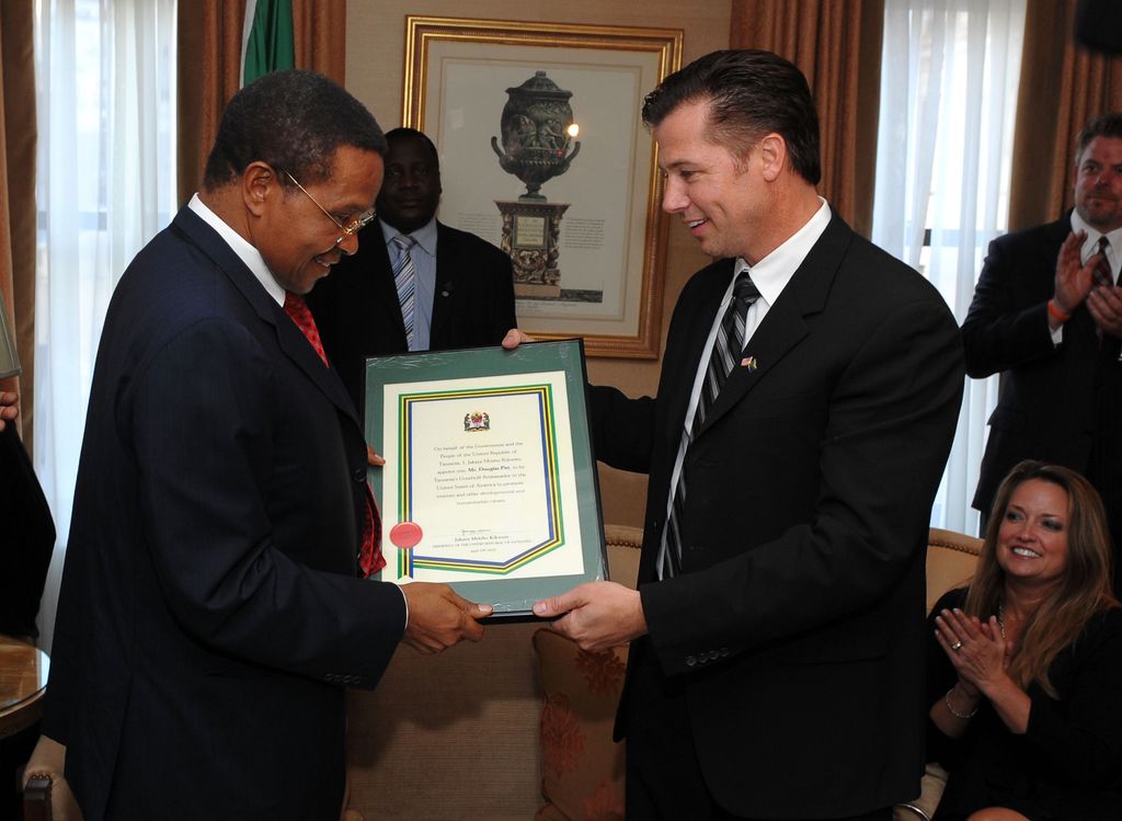 Ex Presidente de Tanzania con Douglas Pitt
