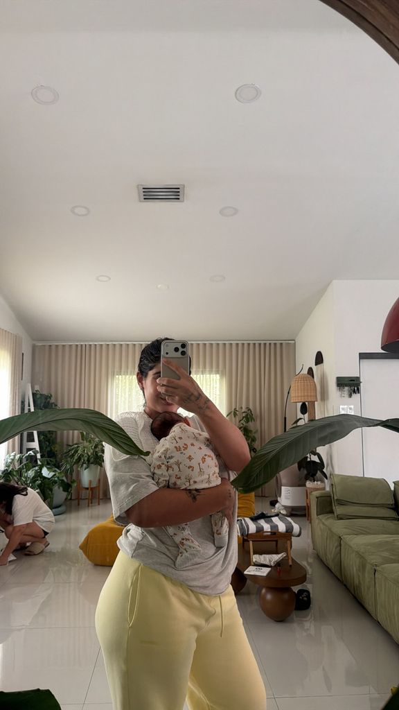 Isabella Ladera está más que plena con su bebé en brazos