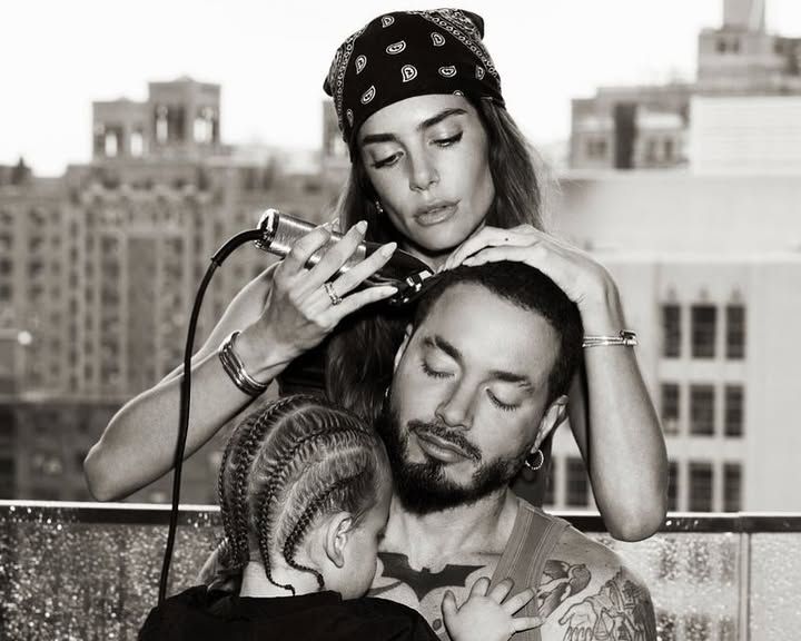 J Balvin y Valentina Ferrer con su hijo Río.