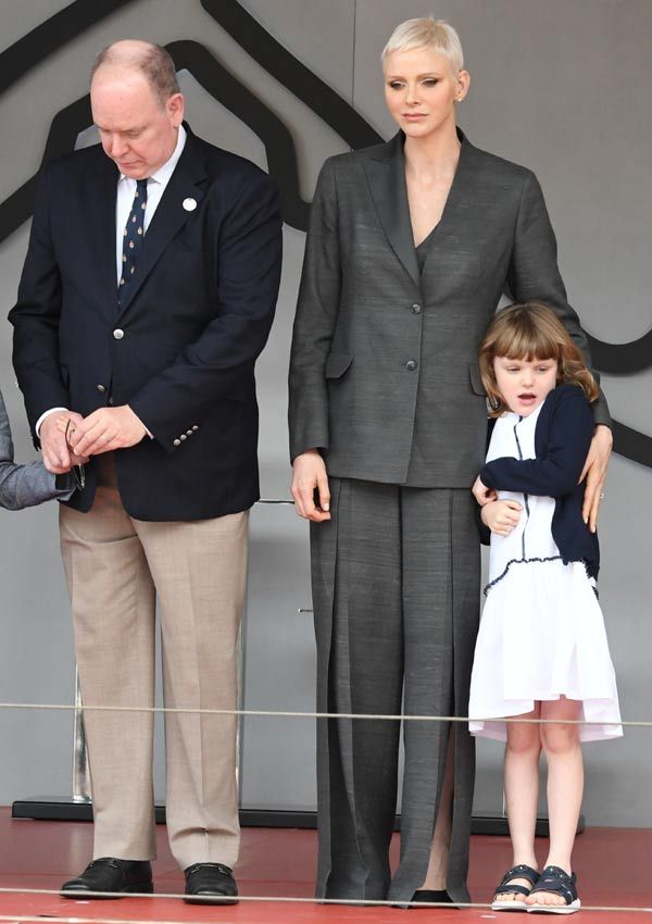 Charlene de Mónaco con traje gris