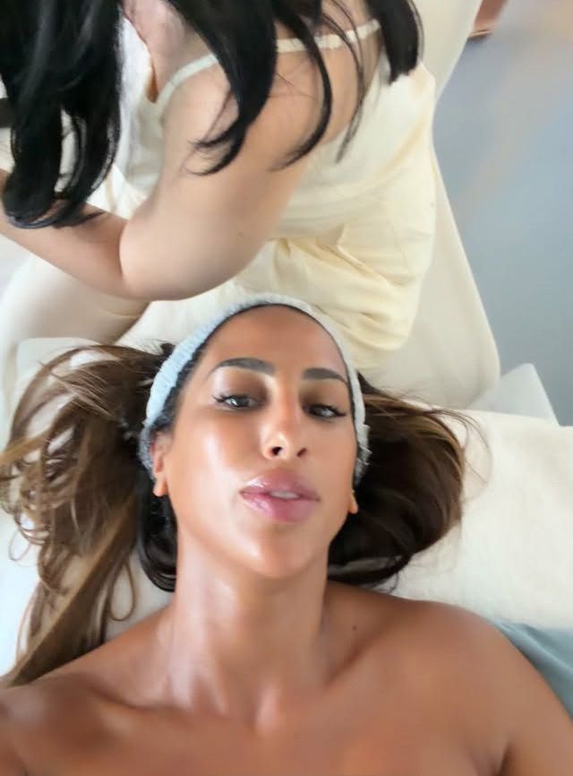 Noemí ha preparado hasta una 'beauty party' para estar radiante en el gran día de su hijo