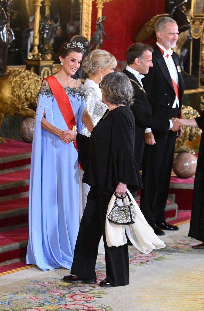 La actriz Carmen Maura saluda a la reina Letizia durante el tradicional besamanos en el Salón del Trono del Palacio Real de Madrid