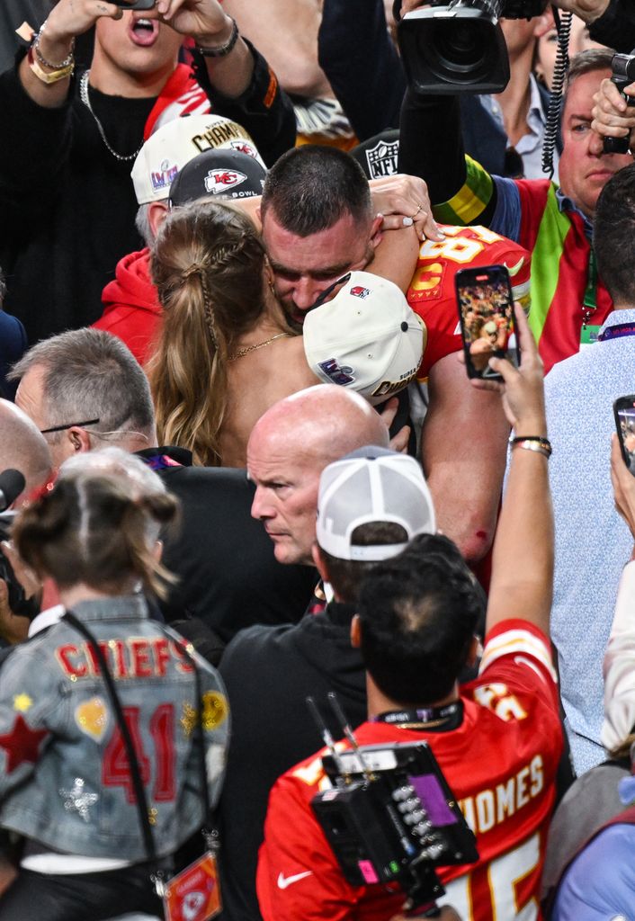 taylor swift abrazo travis kelce