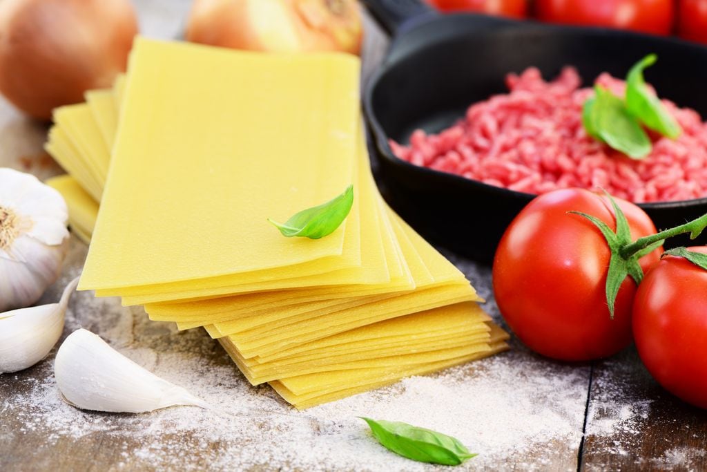 La lasaña se puede hacer tanto con pasta fresca como con pasta seca.