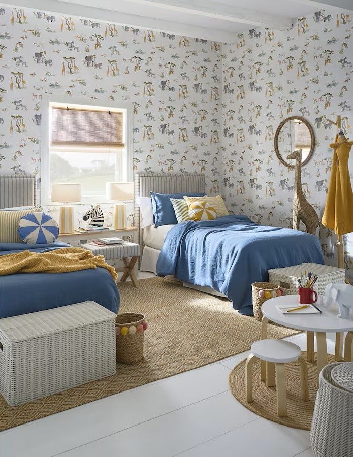 Dormitorio infantil con baúles al pie de las camas