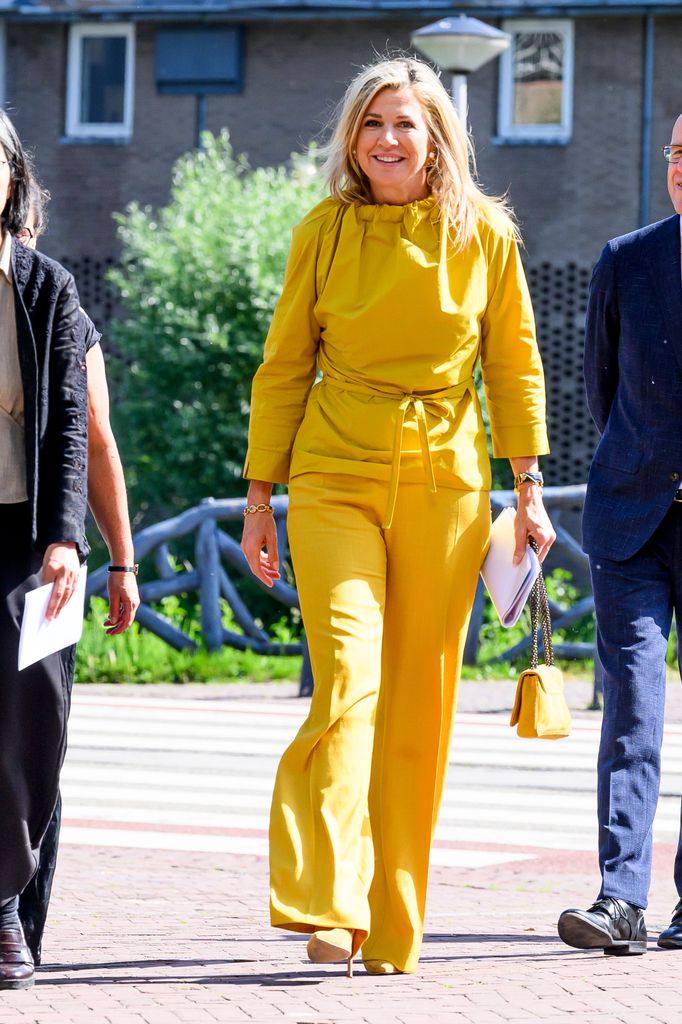 Máxima de Holanda con un look amarillo.