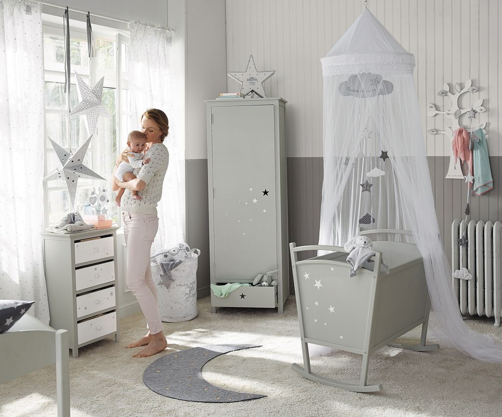 Dormitorio infantil de inspiración natural con motivos de estrellas, lunas, nubes y árboles