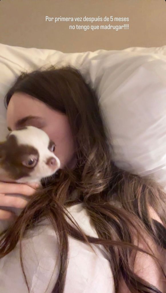Belinda con su perrito, disfrutando de un merecido día de descanso.