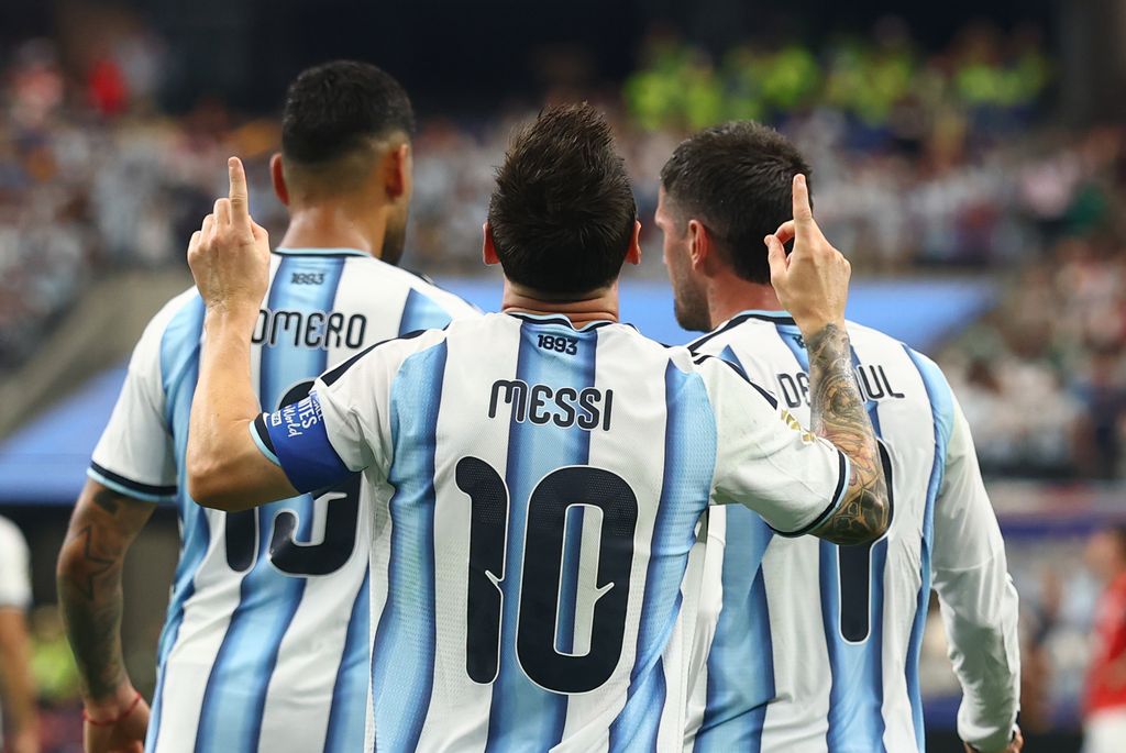 Lionel Messi celebra con sus compañeros en un partido de la Copa Mundial de la FIFA en el Estadio AT&T de Dallas, Texas, el lunes 22 de junio de 2026.
