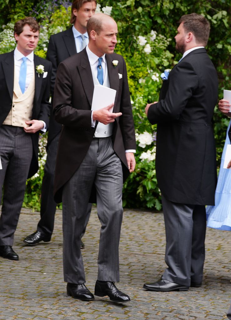 El príncipe de Gales llegando a la boda de su amigo