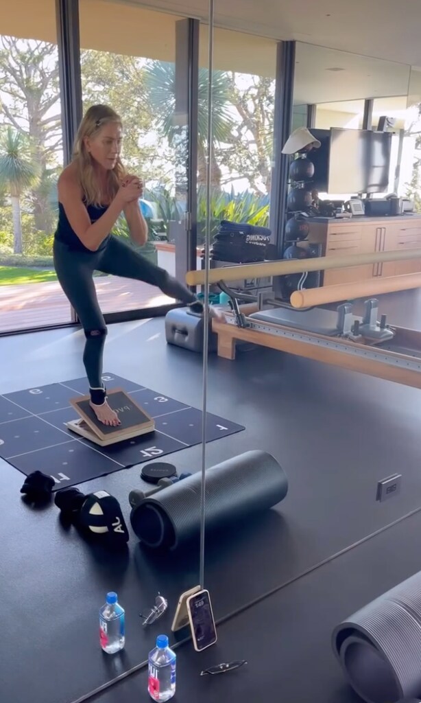 Plano entero de Jennifer Aniston haciendo ejercicio