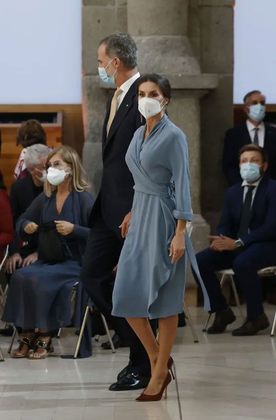 La reina Letizia rescata su camisero rosa transparente en los Premios Nacionales de Cultura
