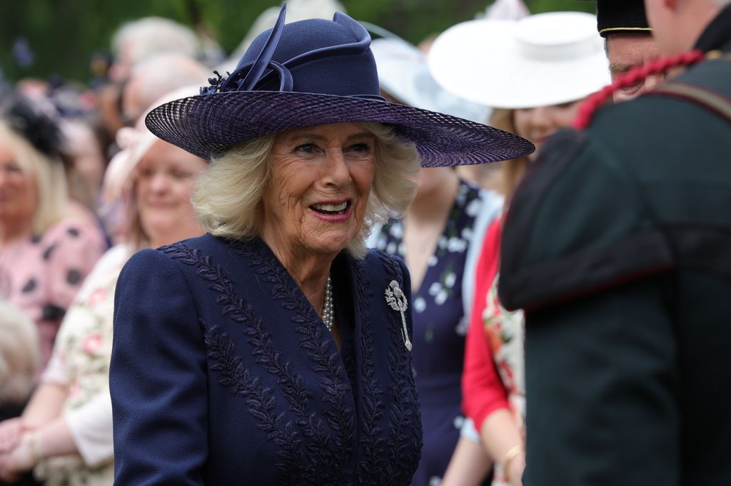 La reina Camilla junto al broche de Flor de Cardo de diamantes