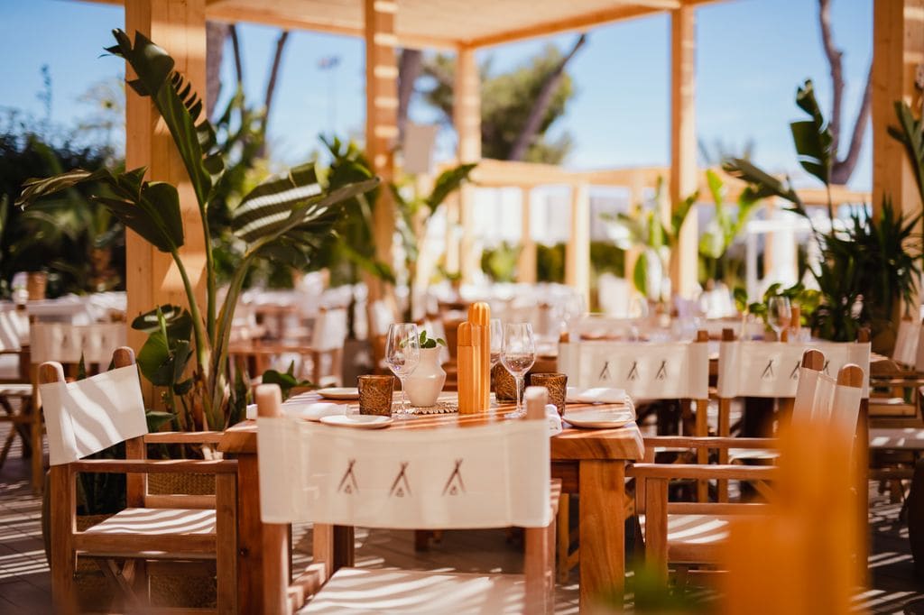 El icónico Nikki Beach celebra 13 años en la isla lujo aunando alta gastronomía, música en vivo y bienestar frente al mar.