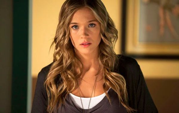 Patricia Montero interpreta a Alba Rivas, una joven que tiene el don de ver, oír y sentir la presencia de almas que no han podido “cruzar al otro lado”.