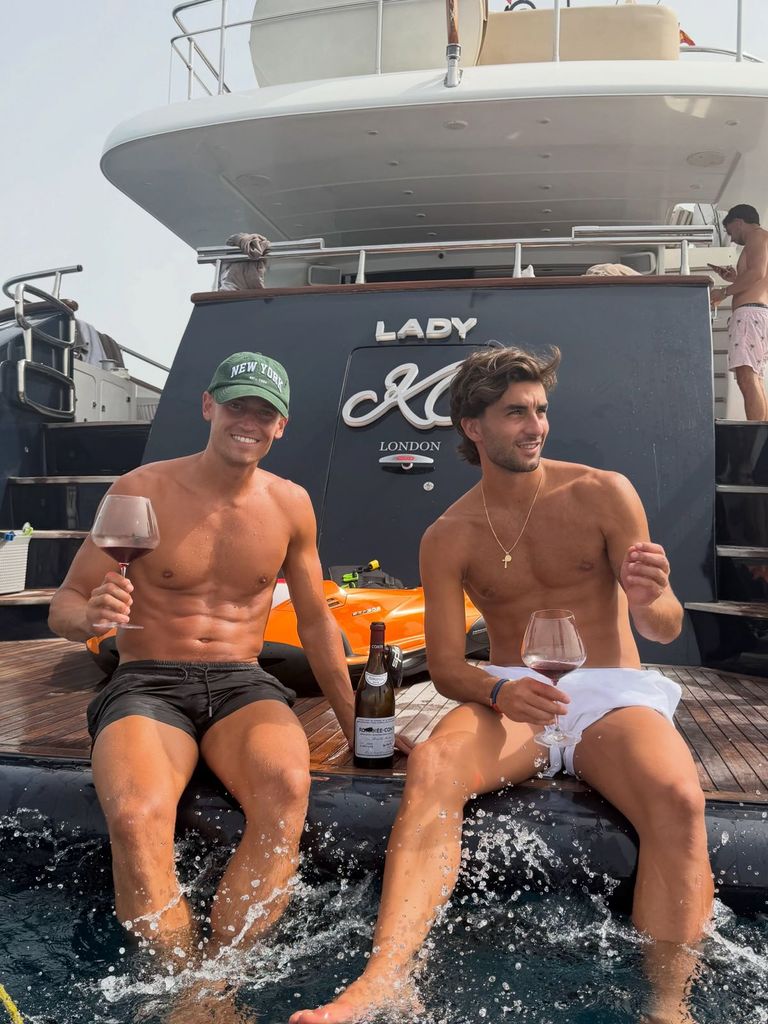 Marcos Llorente y Ferran Torres continuan sus vacaciones de lujo por Ibiza