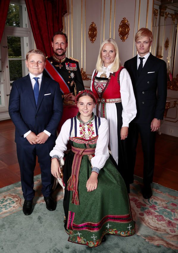 Haakon y Mette- Marit de Noruga con sus hijos