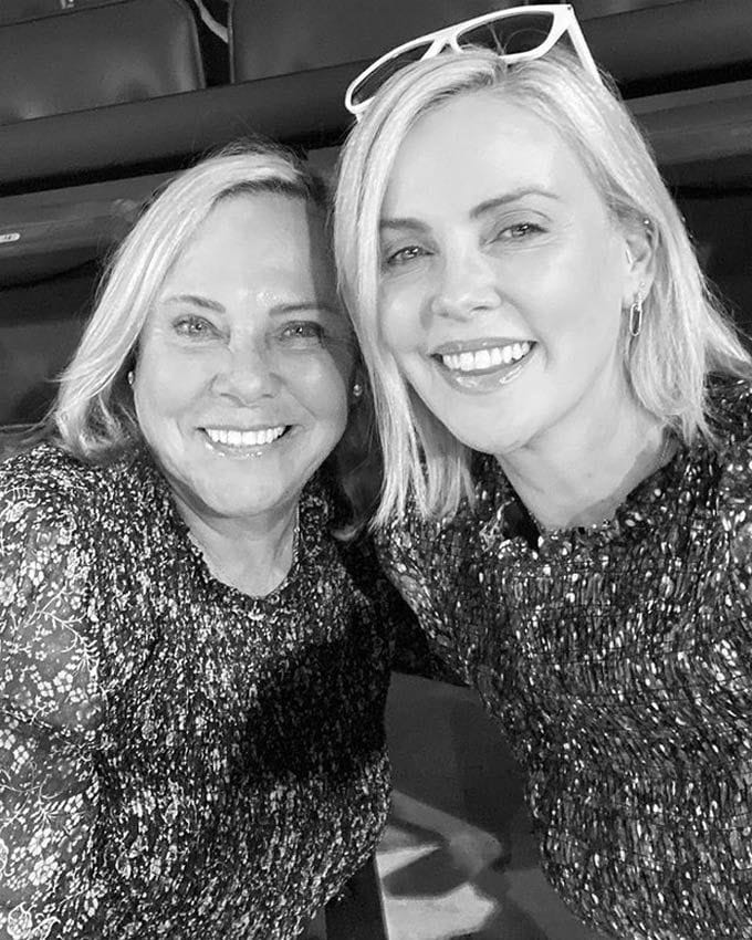 Charlize Theron con su madre