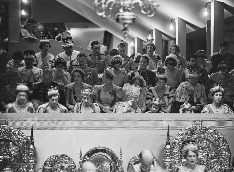 Isabel II, de niña, junto a su hermana, en la coronación de su padre