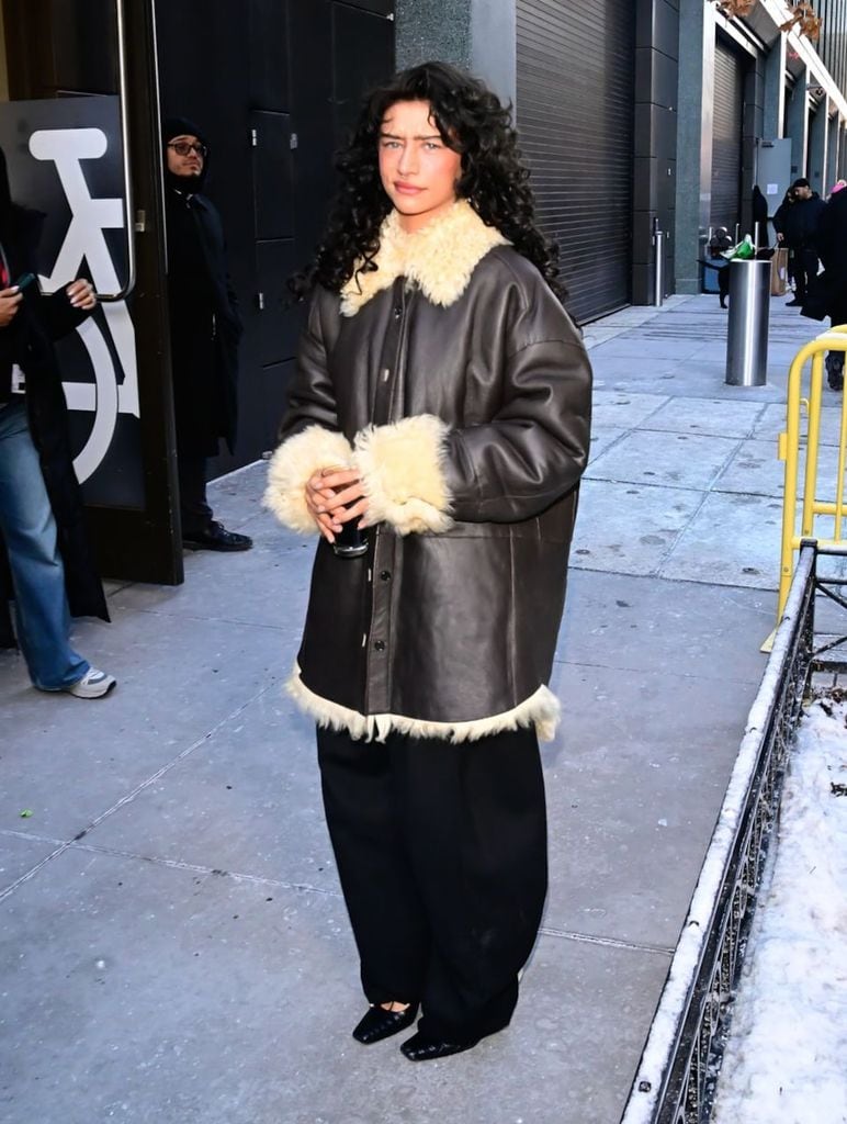 Este corte utiliza capas para elevar el cabello en la coronilla, aportar movimiento a los largos y enmarcar el rostro con un flequillo rizado y suave.