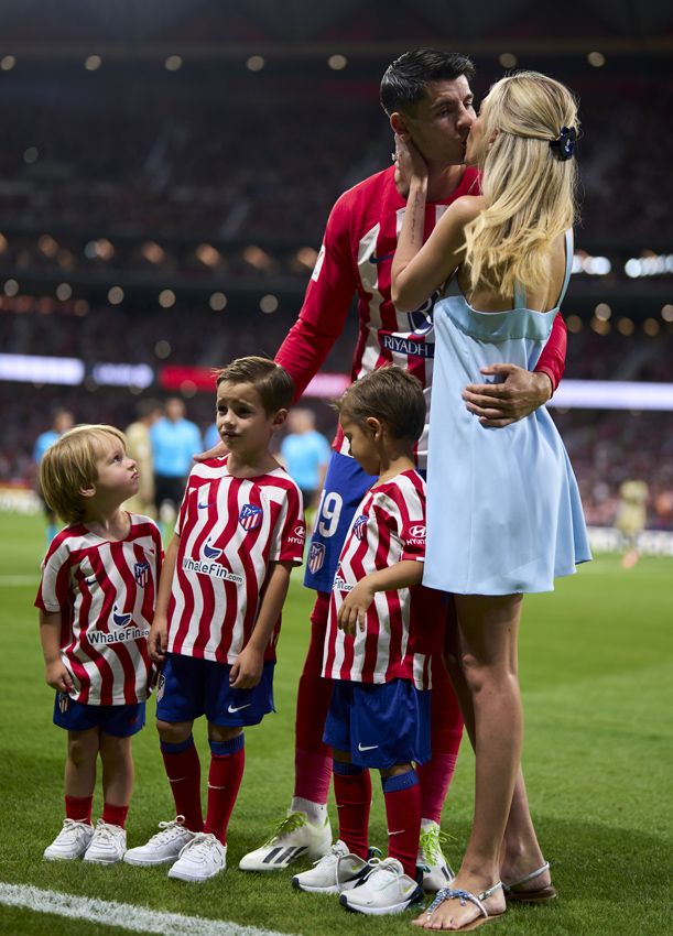 Álvaro Morata y Alice Campello con sus hijos