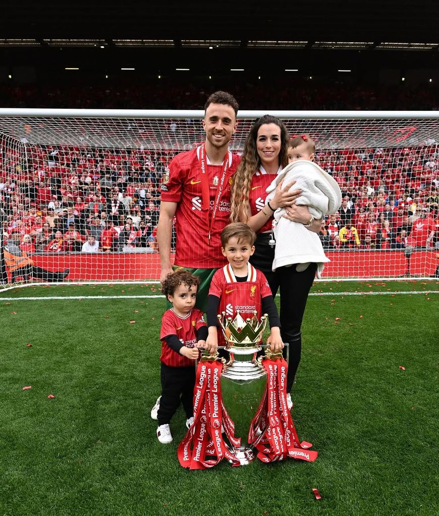Diogo Jota y su mujer, Rute Cardoso, con sus hijos