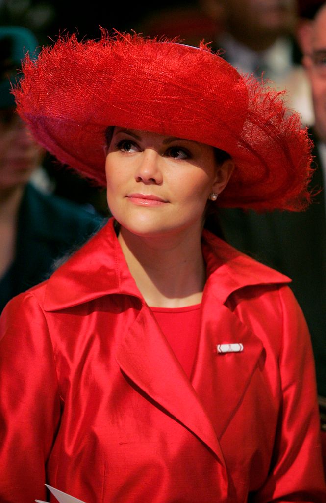 Victoria de Suecia en la coronación de Alberto de Mónaco con tocado rojo de invitada