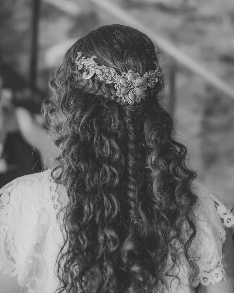 Peinados para novias con rizos semirrecogido