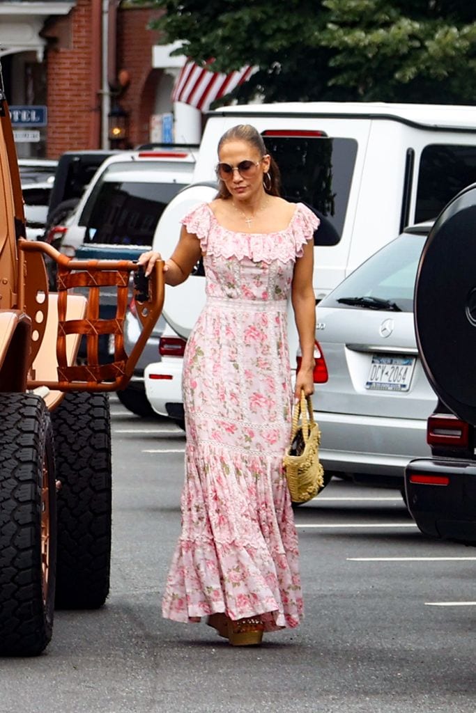 JLo lució guapísima con un atuendo femenino.