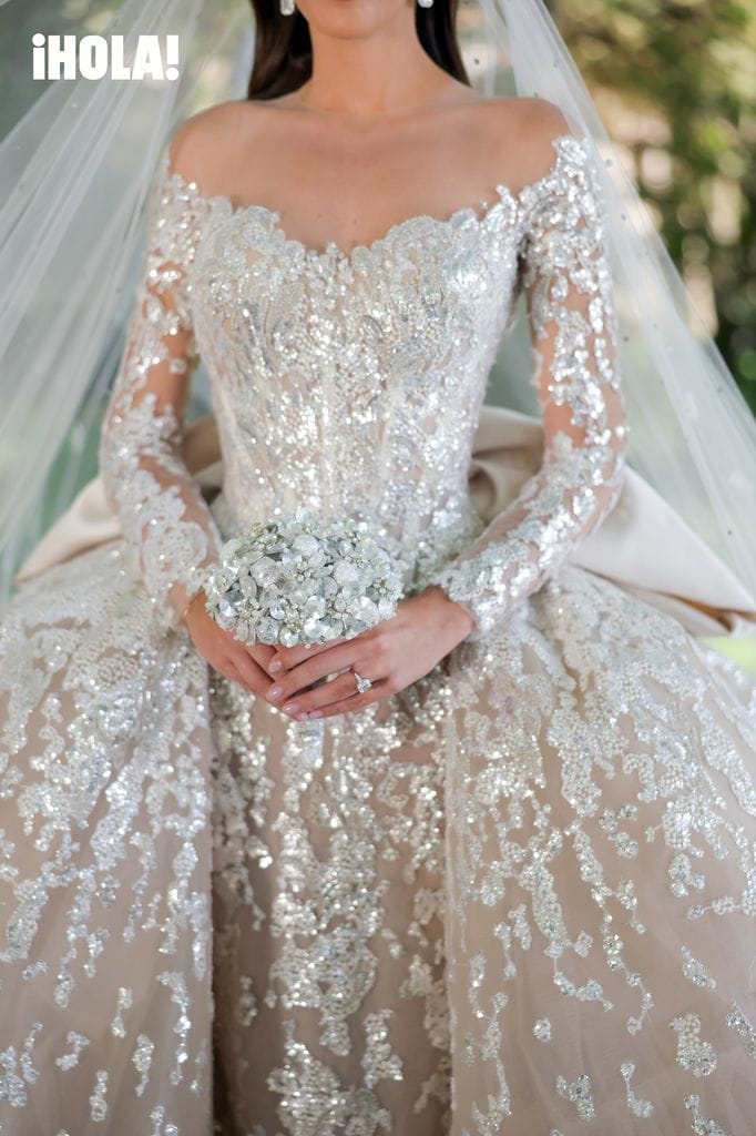 La elaboración del vestido para el casamiento requirió 800 horas de trabajo, 5,000 metros de hilo de seda blanca, 1,500 lentejuelas tornasol y 8,000 metros de hilos Lurex plateados.