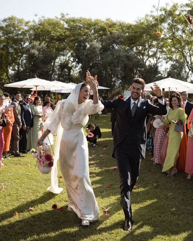 Bolsos de flores como ramos de novia