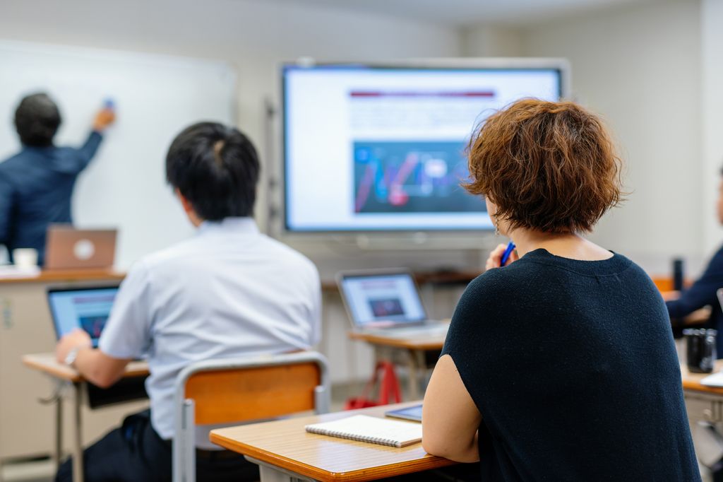 Adultos asistiendo a clase, en un curso de formación