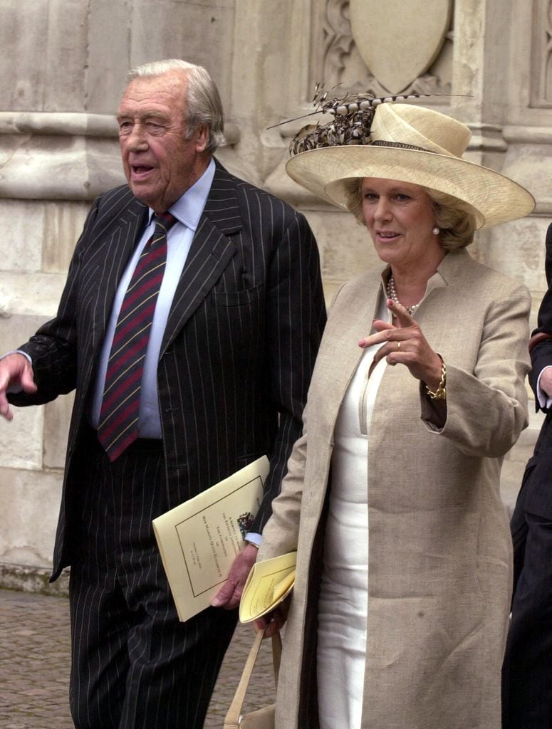 La reina Camilla y su padre, Bruce Shand, durante un servicio religioso en honor a Isabel II en la Abadía de Westminster